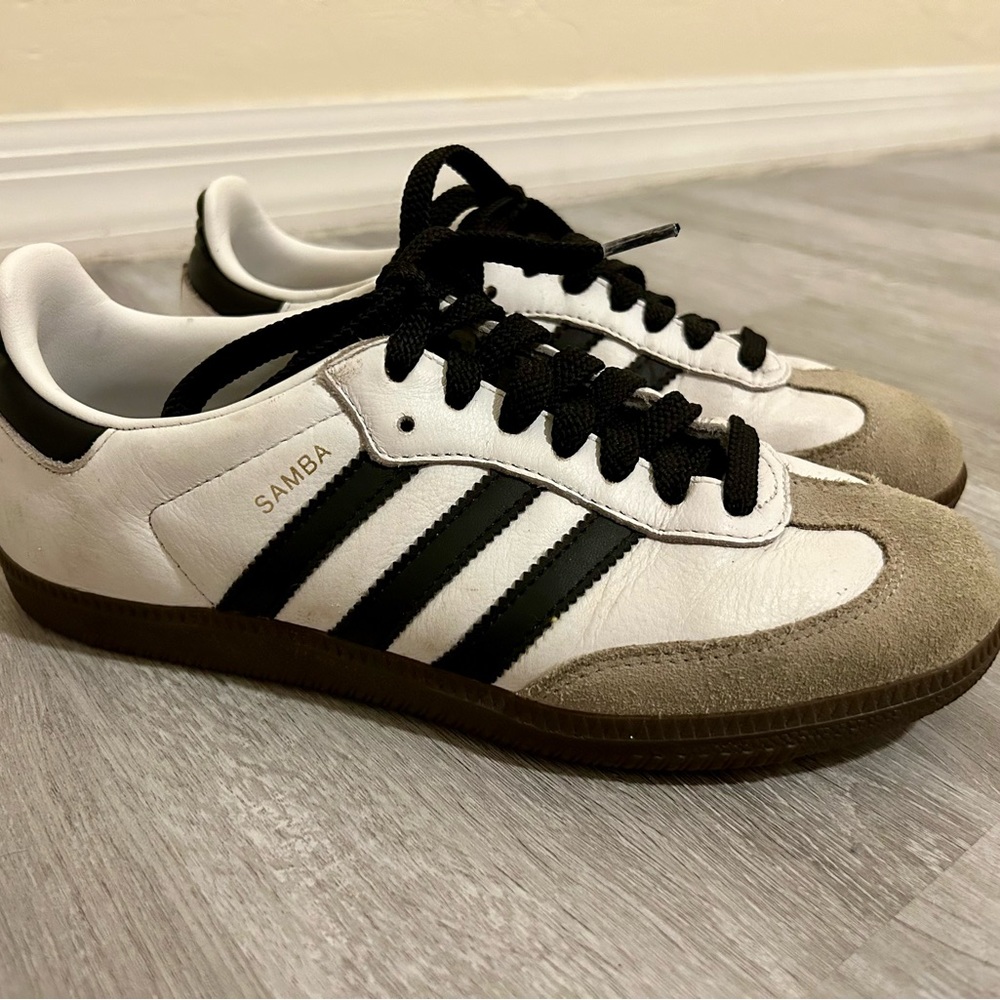 Kids/womens white Adidas Sambas size 5 kids (7 womens) in used good condition.